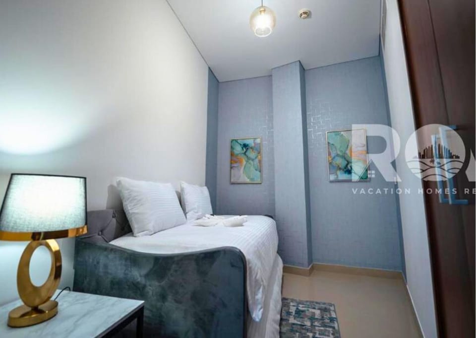 Bed, Living room, Photo of the whole room, Seating area, Bedroom