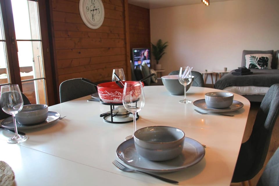 Coffee/tea facilities, Living room, Seating area, Dining area