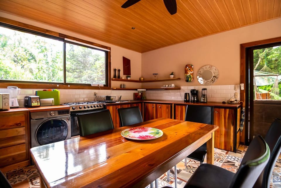 Coffee/tea facilities, Kitchen or kitchenette, Dining area, stove, toaster