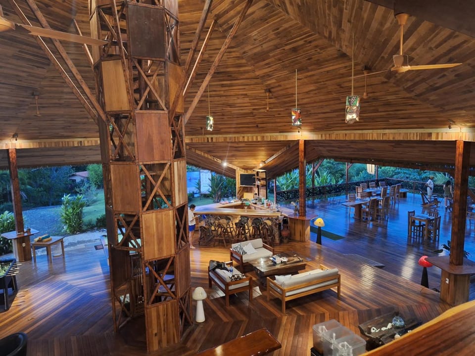 Restaurant/places to eat, People, Living room, Seating area