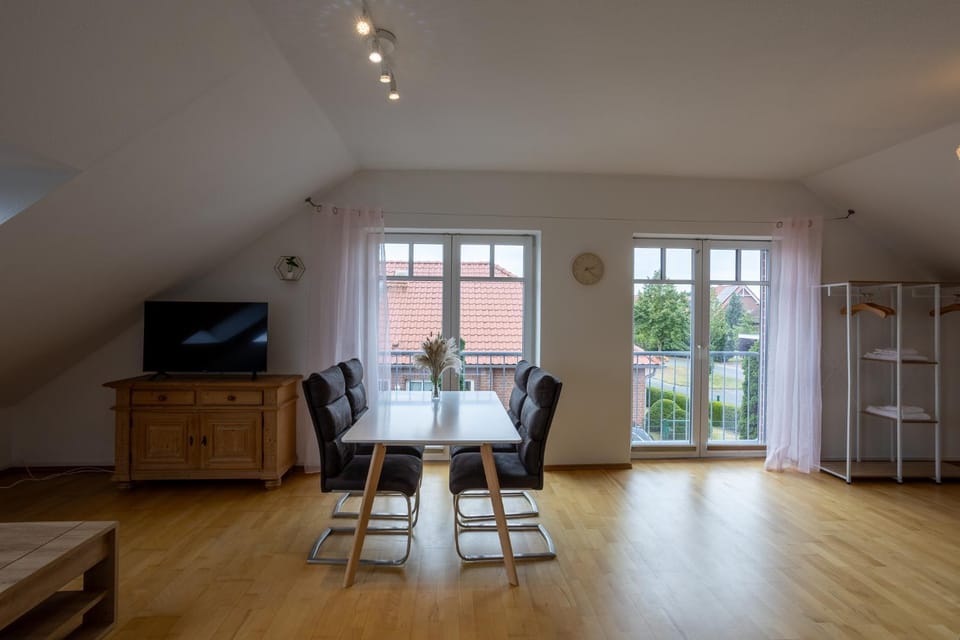 TV and multimedia, Living room, Seating area, Dining area