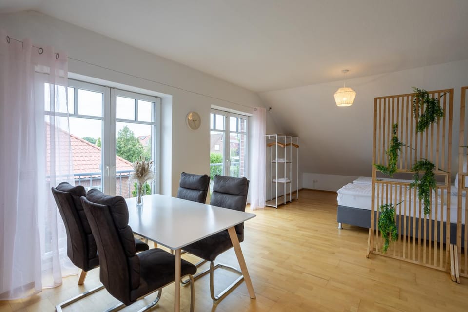 Bed, Living room, Photo of the whole room, Seating area, Dining area, Bedroom