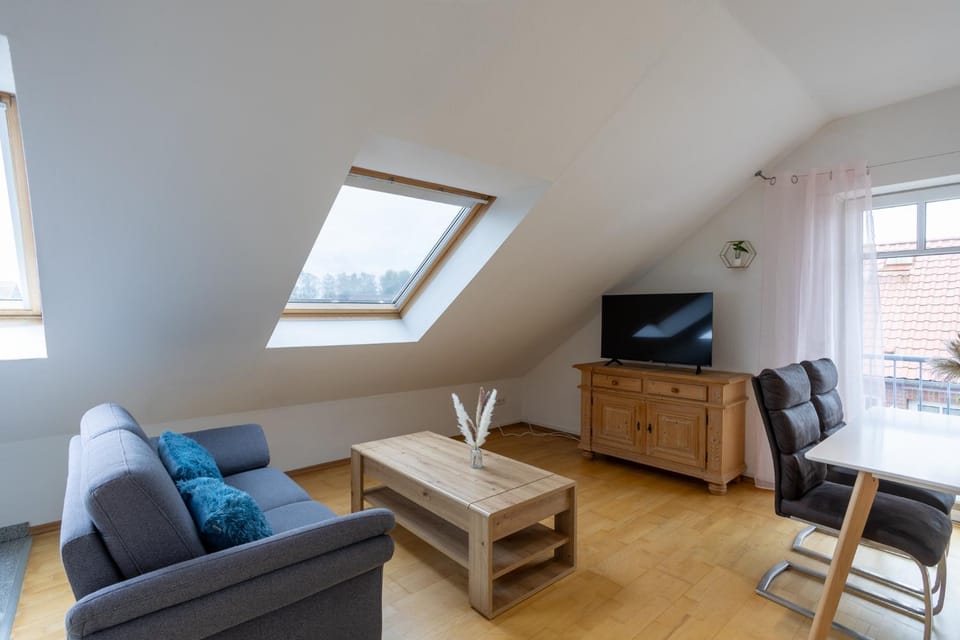 Communal lounge/ TV room, TV and multimedia, Living room, Seating area, Evening entertainment