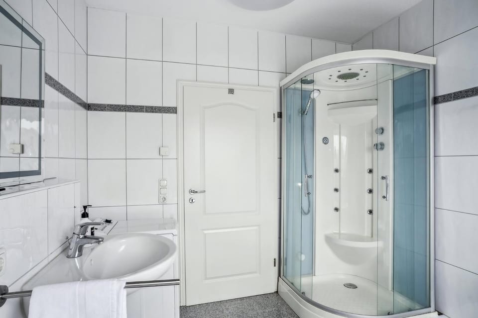 Shower, Bathroom, towels