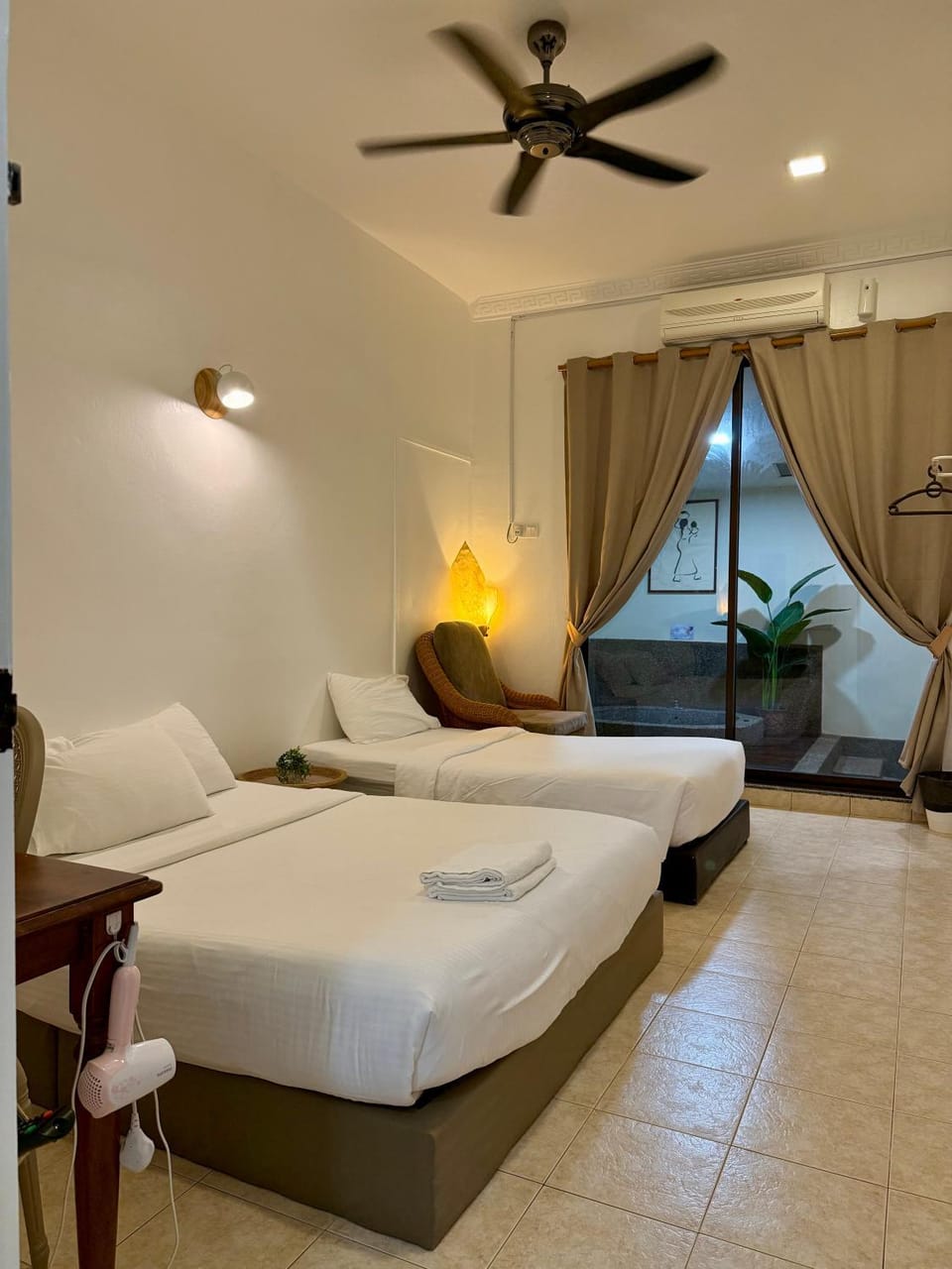 Photo of the whole room, Bedroom