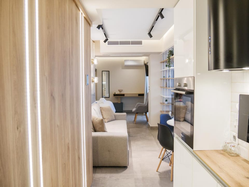 TV and multimedia, Living room, Seating area, air conditioner
