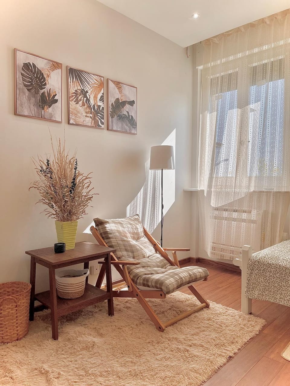 Bed, Seating area, Bedroom