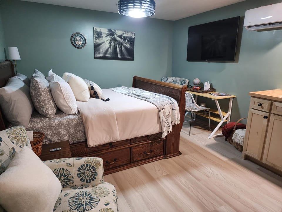 Bed, TV and multimedia, Seating area, Bedroom, air conditioner