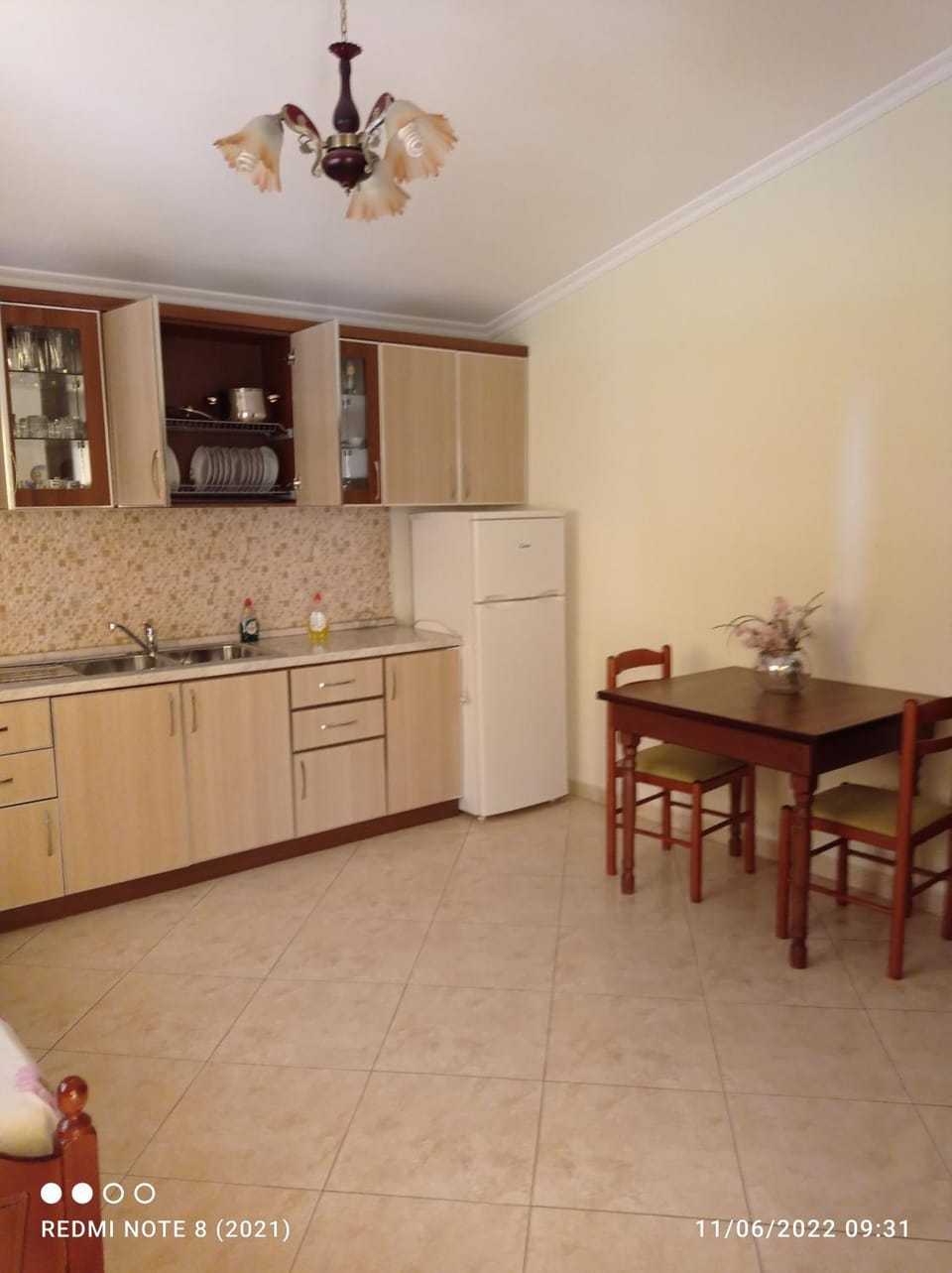 Kitchen or kitchenette, Dining area