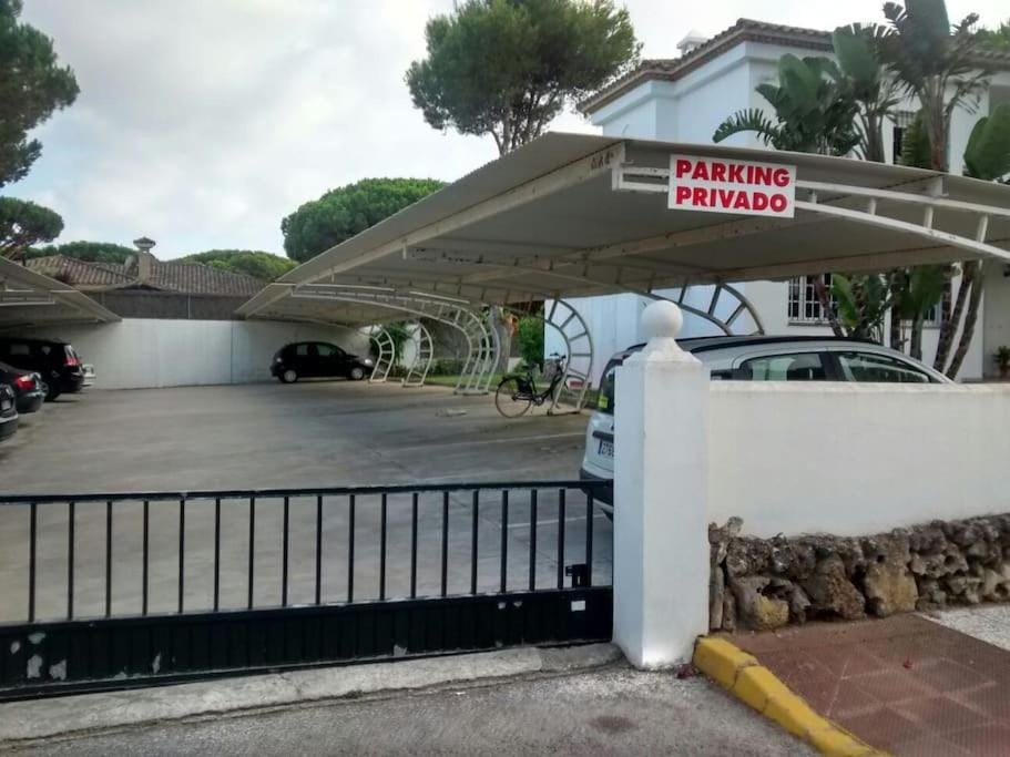 Property building, Neighbourhood, Street view, Parking