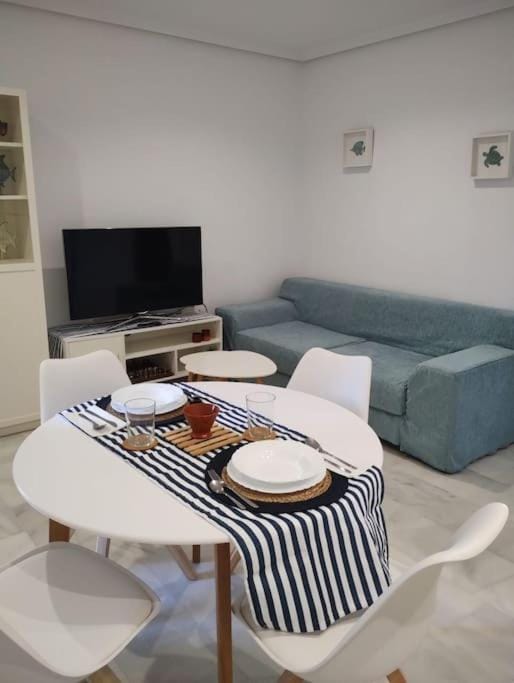 Communal lounge/ TV room, TV and multimedia, Living room, Seating area, Dining area, Evening entertainment