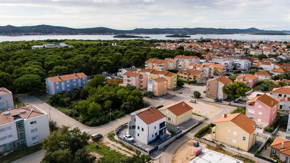 Property building, Nearby landmark, Neighbourhood, Natural landscape, Bird's eye view, Beach, Beach, City view, Sea view, Location