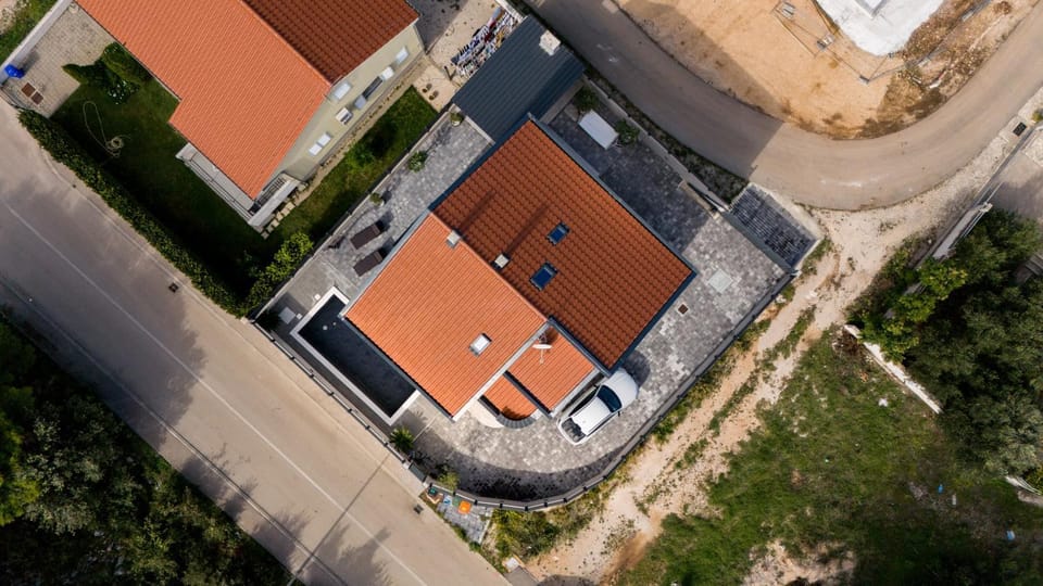 Property building, Bird's eye view, Location