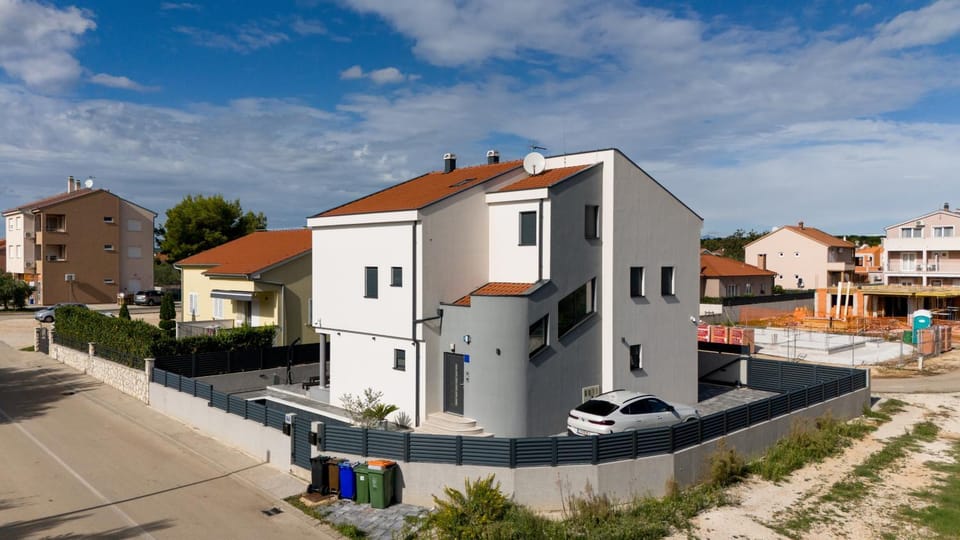 Property building, Location