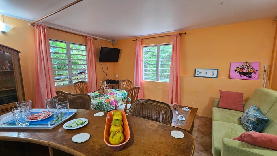 Communal lounge/ TV room, TV and multimedia, Living room, Food and drinks, Seating area