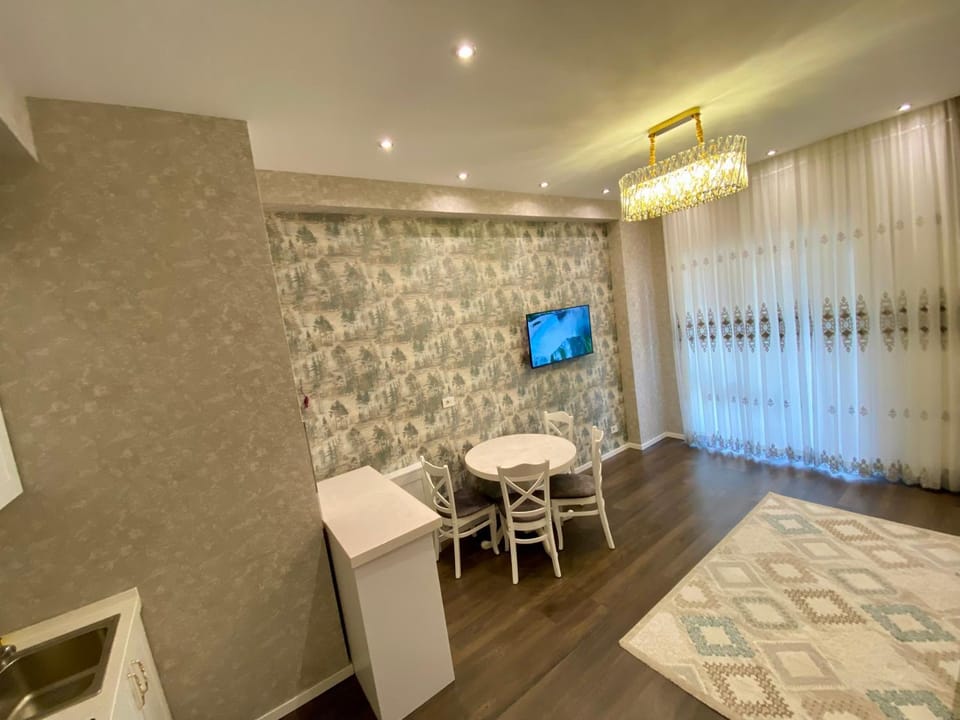 Bed, TV and multimedia, Living room, Photo of the whole room, Seating area, Bedroom, air conditioner