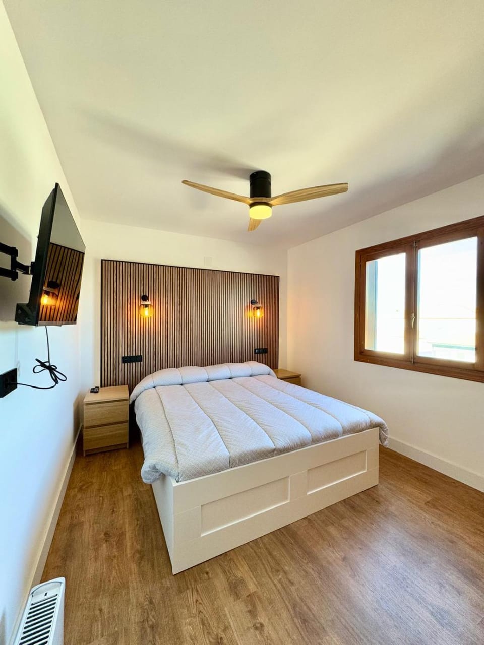 Bed, TV and multimedia, Bedroom