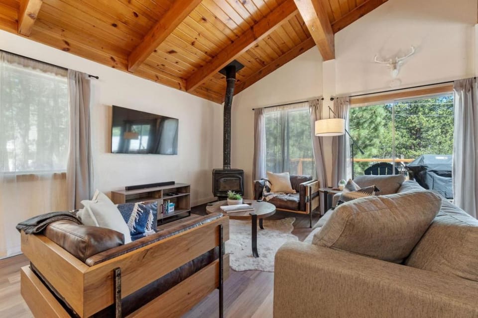 Guadalupe Getaway - Pets Hot Tub AC House in South Lake Tahoe