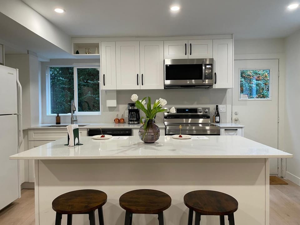 Kitchen or kitchenette, Dining area, oven