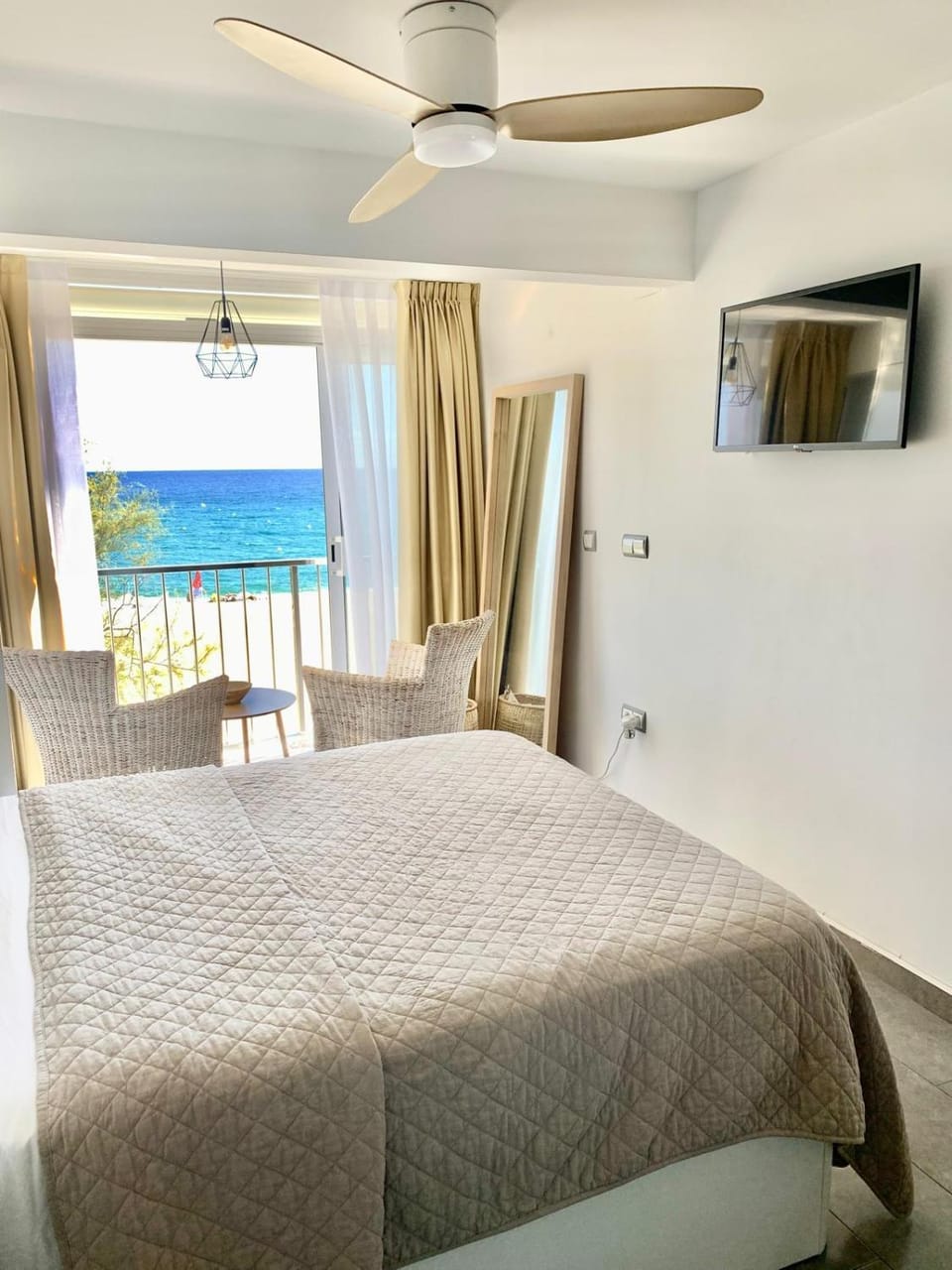 Bed, Photo of the whole room, Bedroom, Sea view
