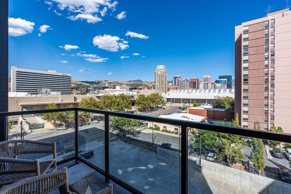 City Views! Luxury King bed gym pool HTub Apartment in Salt Lake City