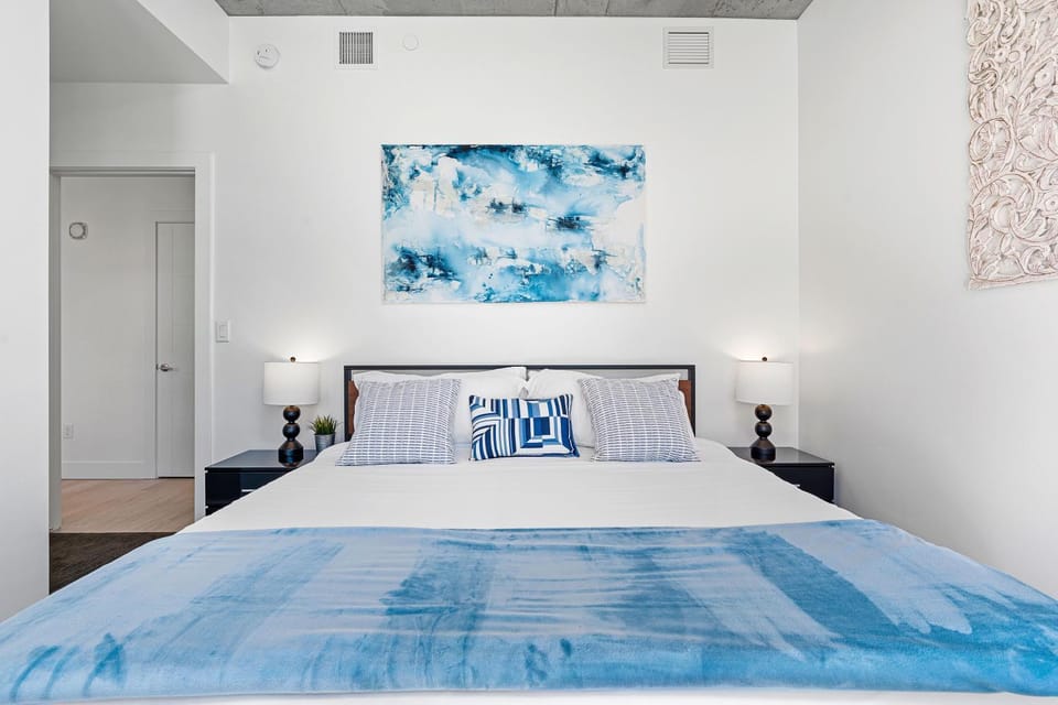 City Views! Luxury King bed gym pool HTub Apartment in Salt Lake City