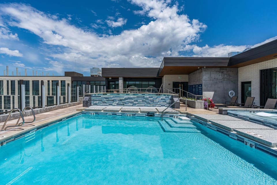 City Views! Luxury King bed gym pool HTub Apartment in Salt Lake City