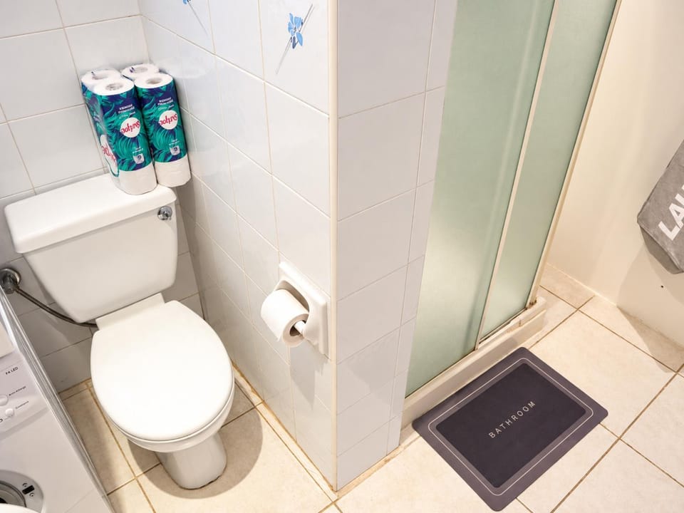 Shower, Toilet