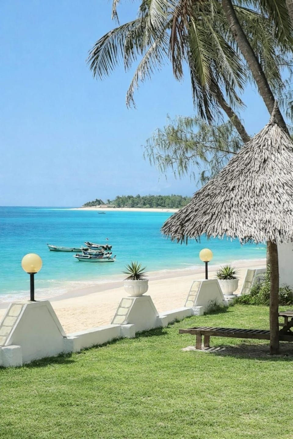 Property building, Nearby landmark, Restaurant/places to eat, Day, Natural landscape, Beach, Sea view, Swimming pool, Breakfast, sunbed