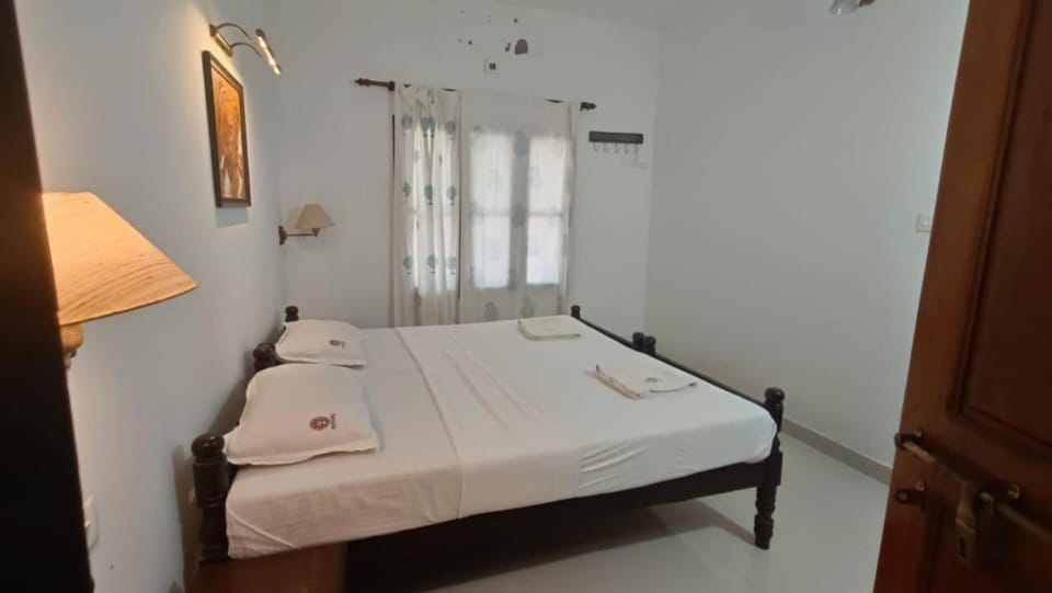 Photo of the whole room, Bedroom, towels