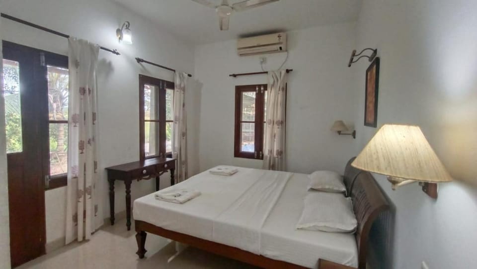 Photo of the whole room, Bedroom, air conditioner