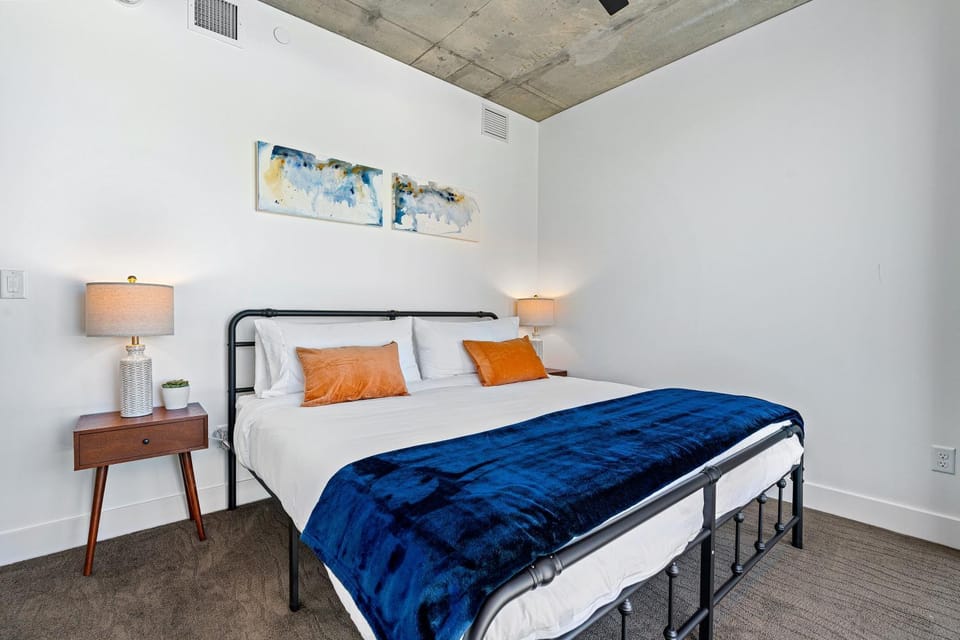 Charles | Delta Cntr | Rooftop pool +Kg bd+Parking Apartment in Salt Lake City