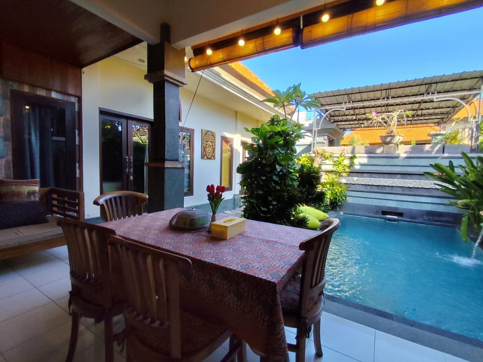 Dining area, Pool view