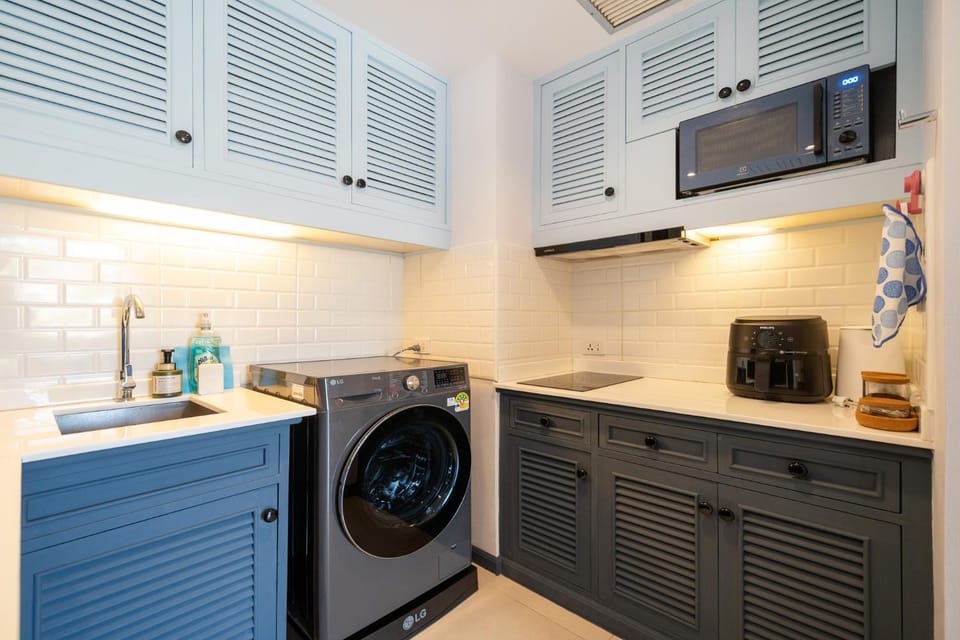 Coffee/tea facilities, Kitchen or kitchenette, microwave, stove, washing machine, kitchen