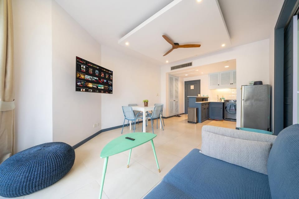 TV and multimedia, Kitchen or kitchenette, Living room, Seating area, Dining area