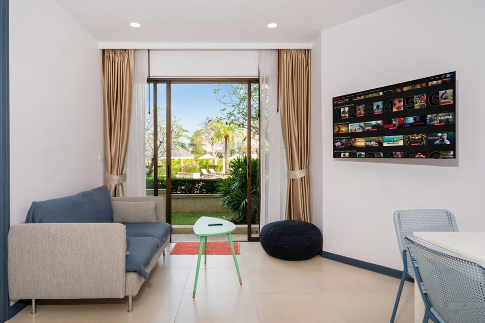 TV and multimedia, Living room, Seating area, Entertainment