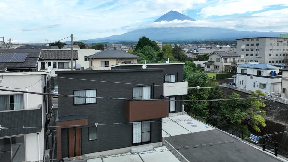Property building, Neighbourhood, Bird's eye view, Mountain view, Location