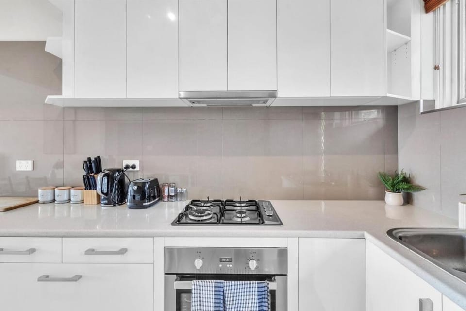 Charming Modern Retreat with Scenic View - Burnside Apartment in Adelaide