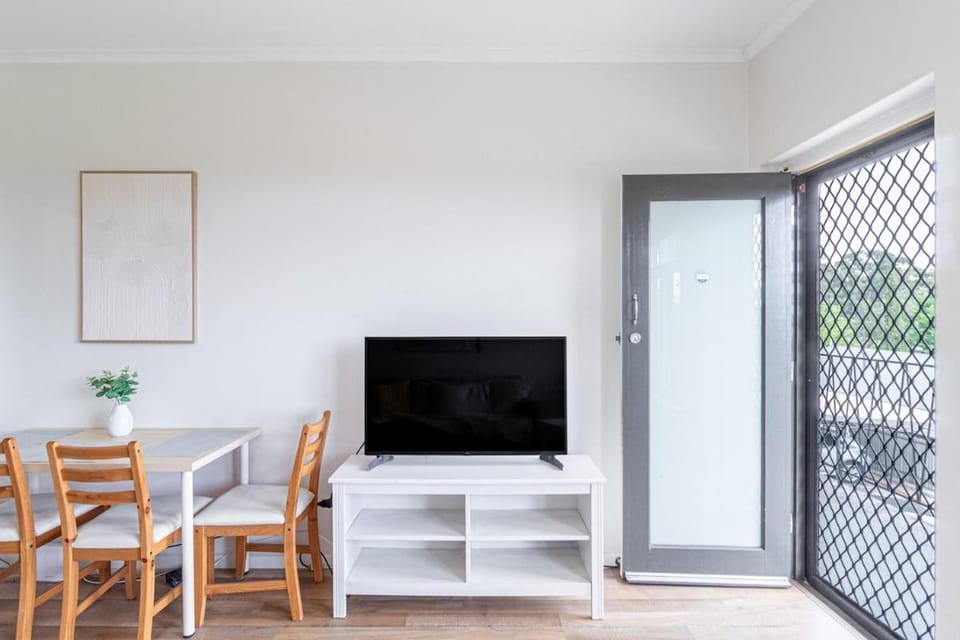 Charming Modern Retreat with Scenic View - Burnside Apartment in Adelaide