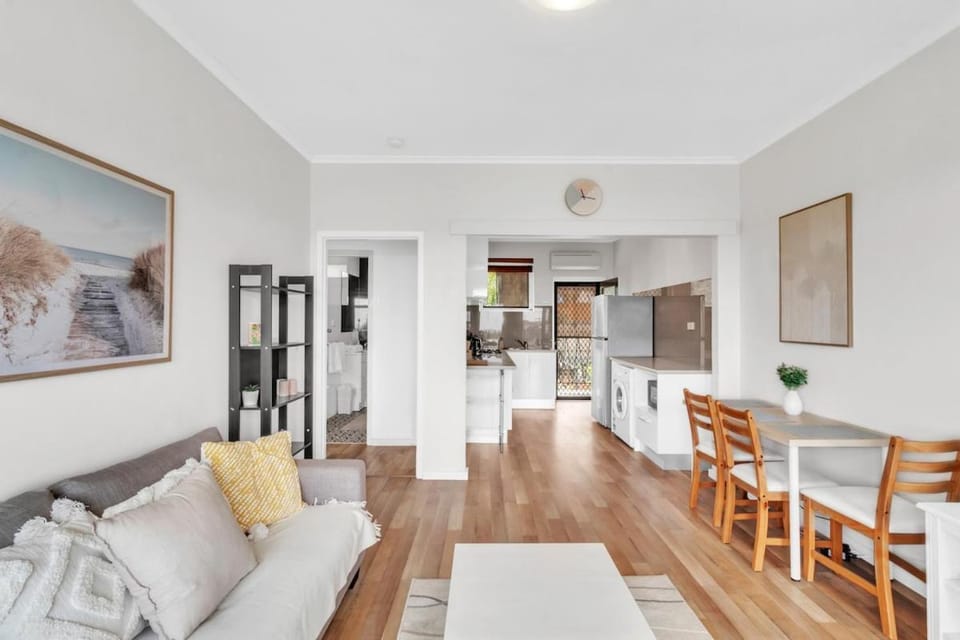 Charming Modern Retreat with Scenic View - Burnside Apartment in Adelaide