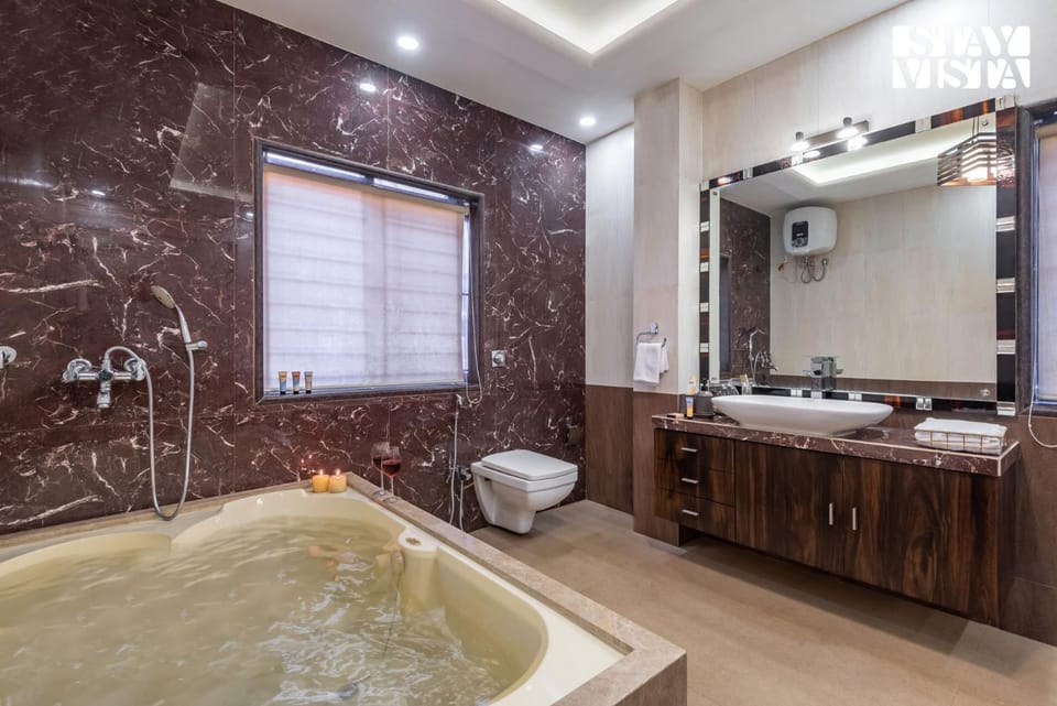Hot Tub, Bathroom