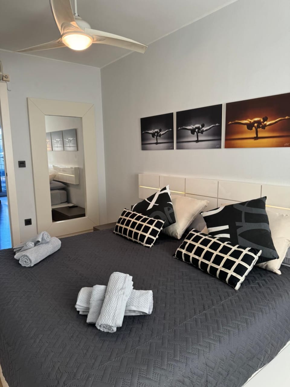 Bed, Bedroom, towels