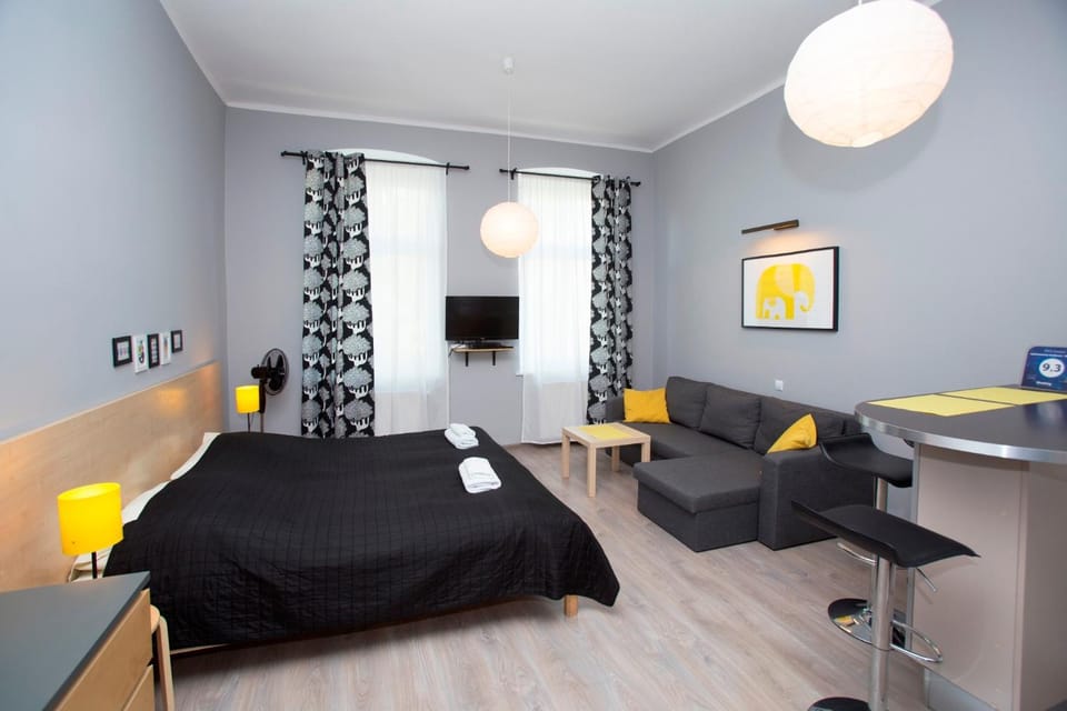 Bed, TV and multimedia, Living room, Photo of the whole room, Seating area, Bedroom