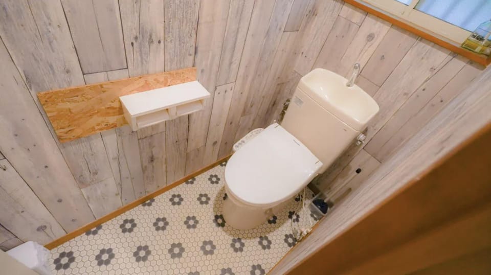 Toilet, bidet