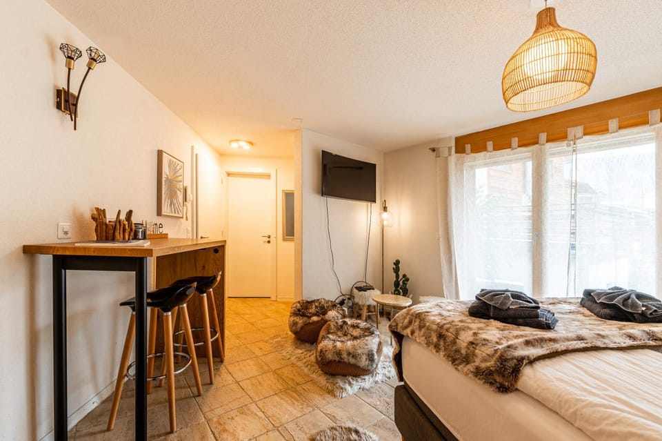 Bed, TV and multimedia, Seating area, Dining area