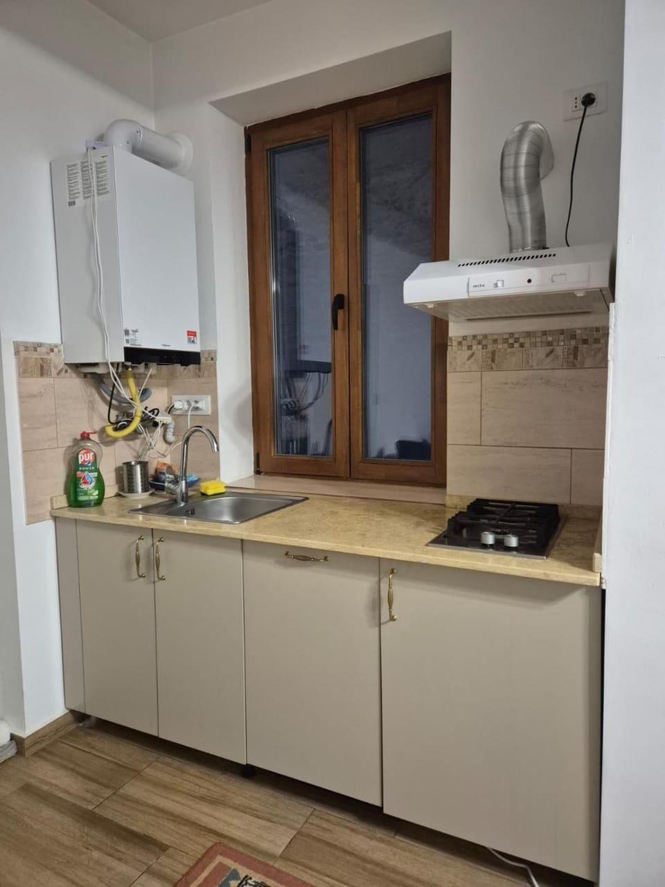Kitchen or kitchenette, dishwasher, stove