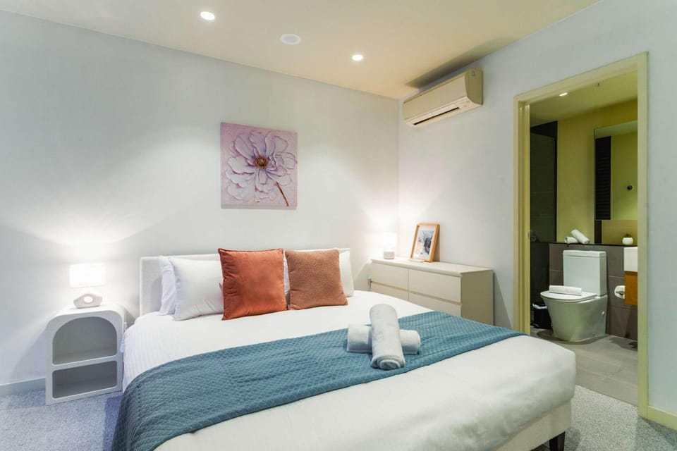 Bed, Bathroom, Bedroom, air conditioner