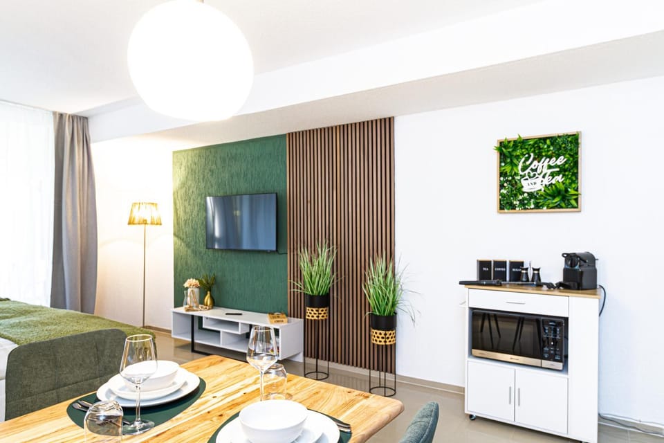 TV and multimedia, Coffee/tea facilities, Photo of the whole room, Dining area