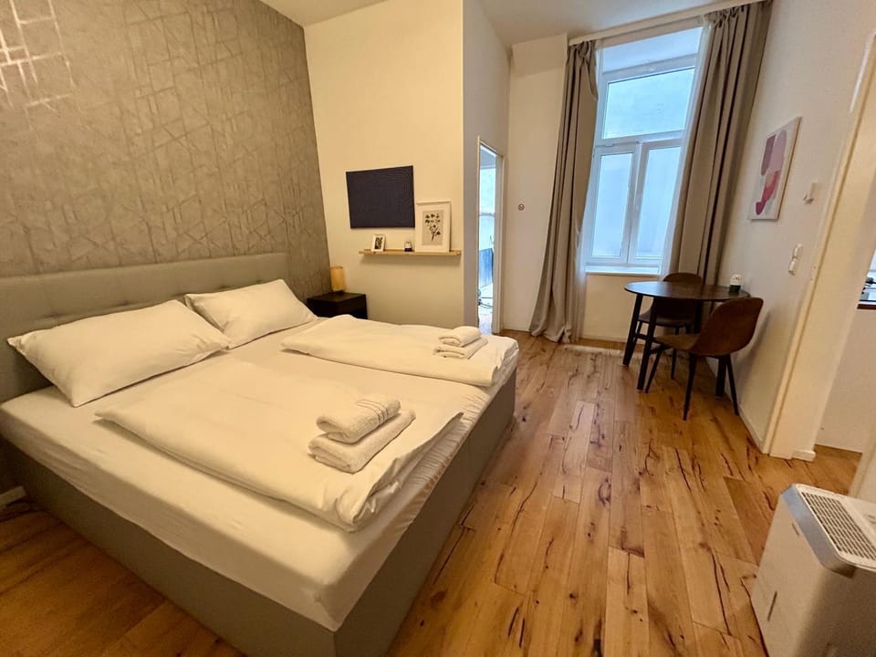 Bed, Dining area, Bedroom