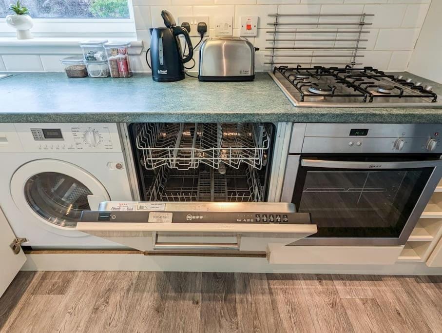 Kitchen or kitchenette, dishwasher, stove, washing machine